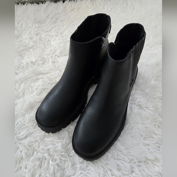 Blowfish Malibu Joy Bootie. Black. Size. 8.5. New.Sharpen up a layered look wi - Picture 3 of 7